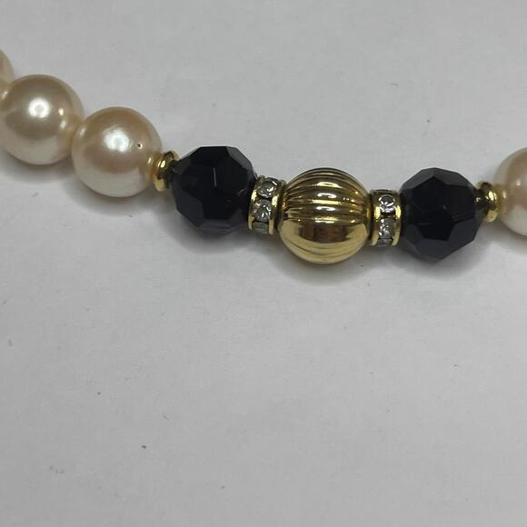 Faux pearl necklace in gold tone setting with black beads costume jewelry classy - Picture 3 of 10